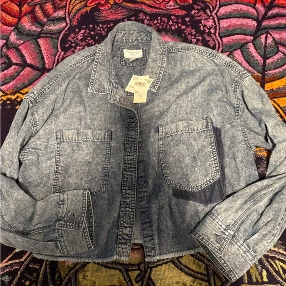 American Eagle Outfitters AE CROPPED DENIM BUTTON-UP SHIRT - Picture 2 of 3